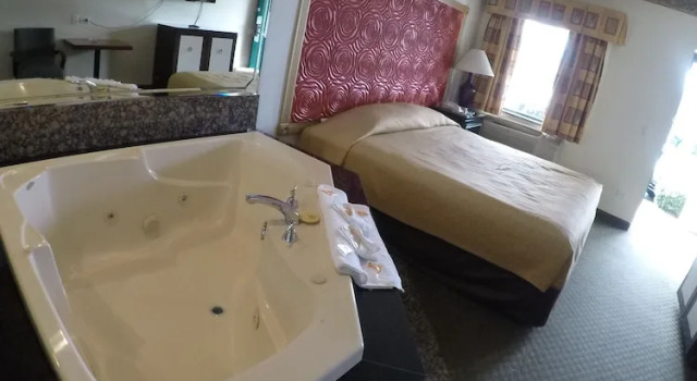 Двухместный люкс Luxe Inn and Suites