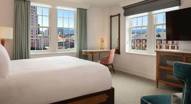 Двухместный номер Deluxe Hotel Roanoke & Conference Center, Curio Collection by Hilton