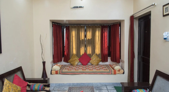 OYO 12741 Home 2BHK Villa Hiran Magri, Забронировать Вилла Отели штата Раджастхана с парковкой, Парковка