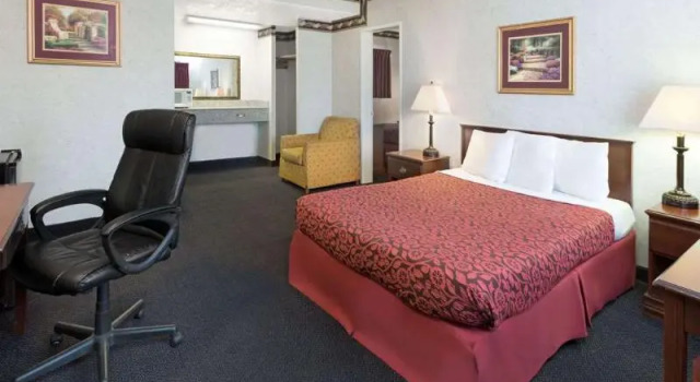 Days Inn By Wyndham Costa Mesa Newport Beach
