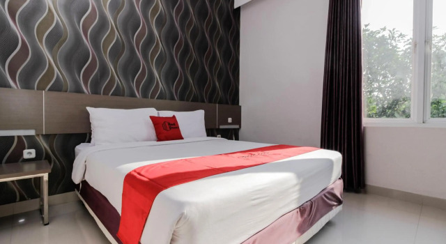 RedDoorz near Goa Sunyaragi, Book Hotel 3-Star Hotels in North Cirebon, near Sunyaragi Cave, 3*