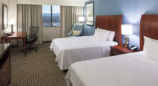 Четырёхместный номер Hearing Accessible с видом на горы Hilton Garden Inn Denver/Cherry Creek