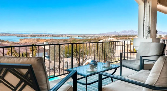 Коттедж Luxury Estate in Prime Location w Panoramic views of Lake Havasu