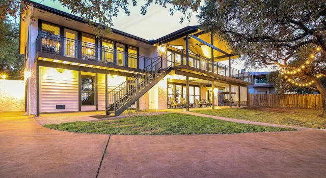 Lago Vista Home w/ Private Dock & Sport Court!