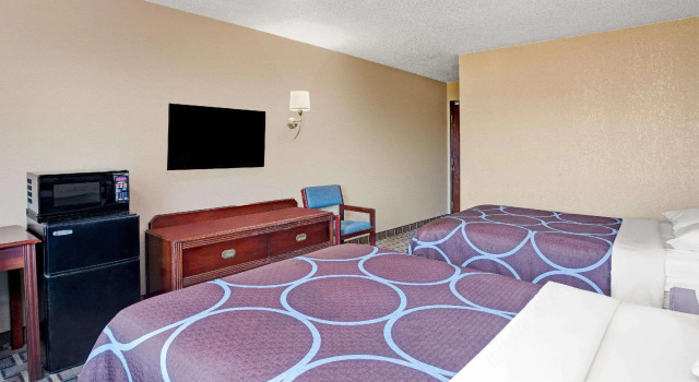 Четырёхместный номер Standard Super 8 by Wyndham Roseville/Detroit Area