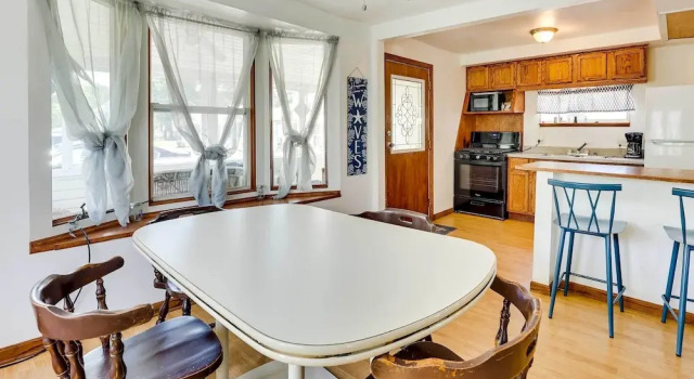 Waterfront Lake Erie Vacation Rental on the Strip!