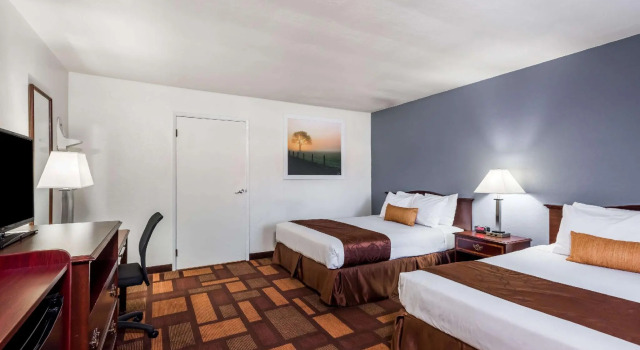 Четырёхместный номер Standard Days Inn & Suites by Wyndham Lodi
