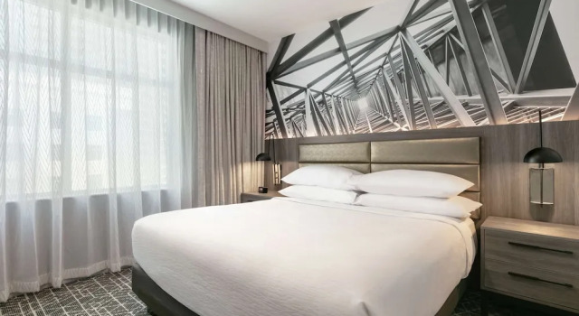 Двухместный люкс Mobility/Hearing Accessible with Roll-In Shower Embassy Suites by Hilton Atlanta Midtown