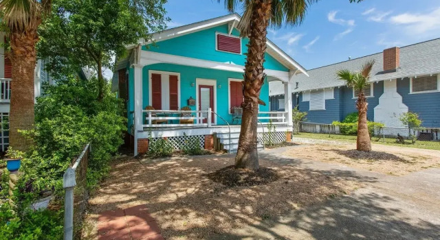 Sea Life - Just Blocks To Beach! 3 Bedroom Home by Redawning