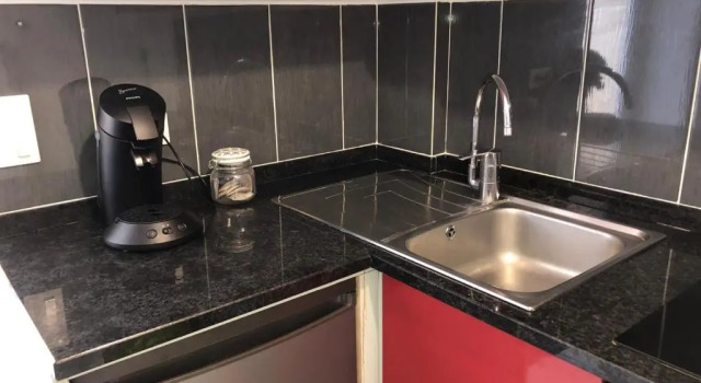 Apparemment 003, Book Hotel Mantes-la-Jolie 