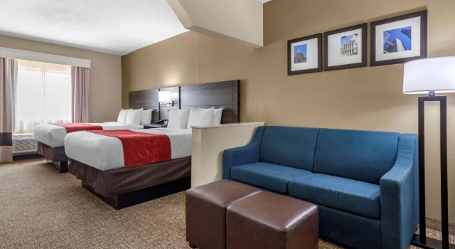 Четырёхместный люкс Comfort Suites near Robins Air Force Base