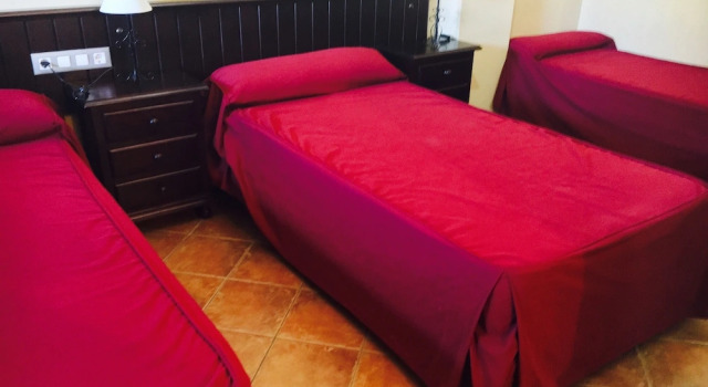 Трёхместный семейный номер Standard с балконом Hostal Pechi