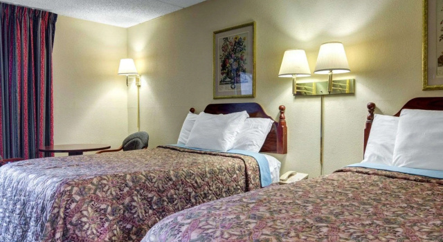 Четырёхместный номер Standard Rodeway Inn Norcross