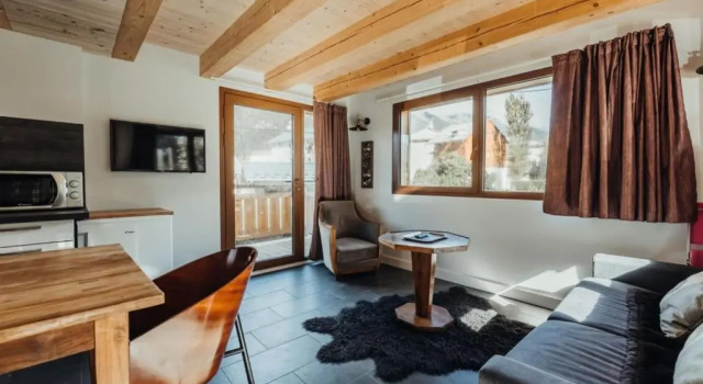Chalet with mountain view and 2 min walk from the city center, Забронировать Шале Виллы Овернь-Рона-Альпы, Вилла