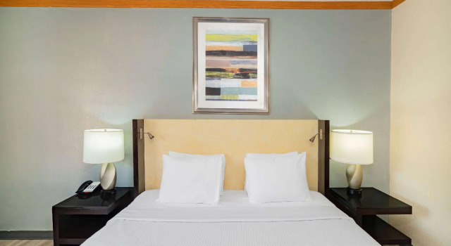 Двухместный номер Standard Red Roof Inn & Suites Hinesville Renovated with breakfast