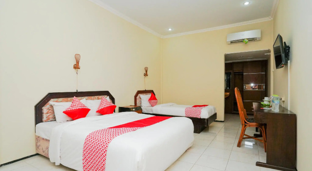 Трёхместный люкс RedDoorz at Hotel Tampiarto Probolinggo Jawa Timur