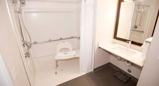 Четырёхместный номер Standard Holiday Inn Hotel & Suites Red Deer by IHG