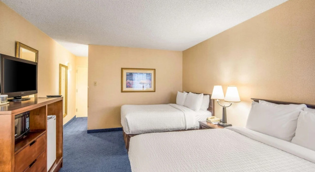 Четырёхместный номер Standard с видом на бассейн Clarion Inn Grand Junction Airport