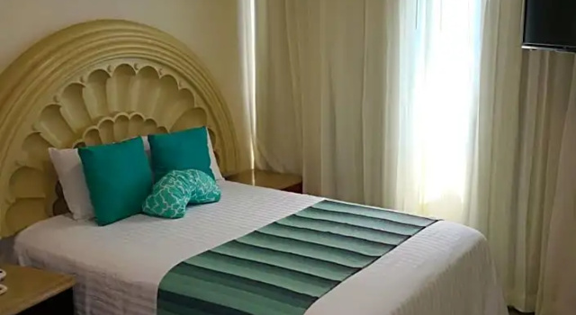 Полулюкс Hotel Playa Marina