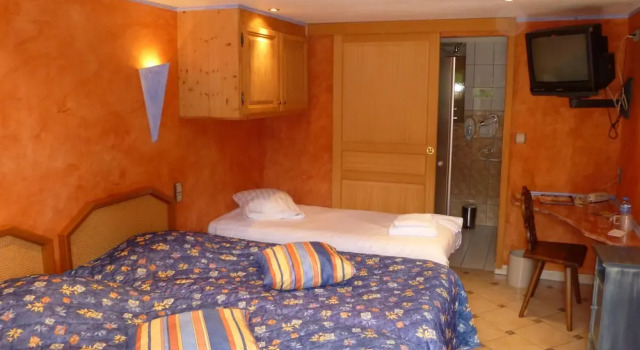 Двухместный номер Standard с балконом Hotel Restaurant Les Pins logis