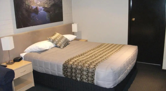 Номер Deluxe Baybrook Motor Inn