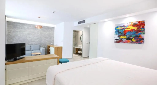 Suite with pool view Senso Suites