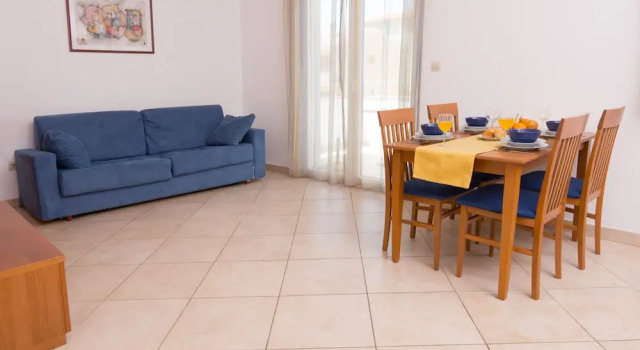 Апартаменты Comfort Цокольный этаж c 1 комнатой с балконом Apartments Flora