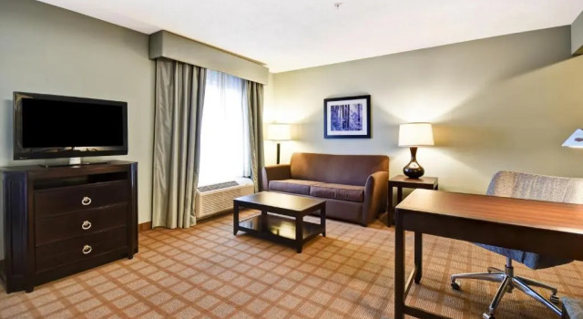 Люкс Hampton Inn & Suites Detroit-Canton