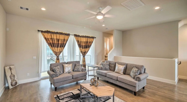 Bright & Spacious Houston Townhome: Near Dtwn, Забронировать Апартаменты/квартира Апартаменты Хьюстона, рядом с Shape Community Center, Апартаменты/квартира