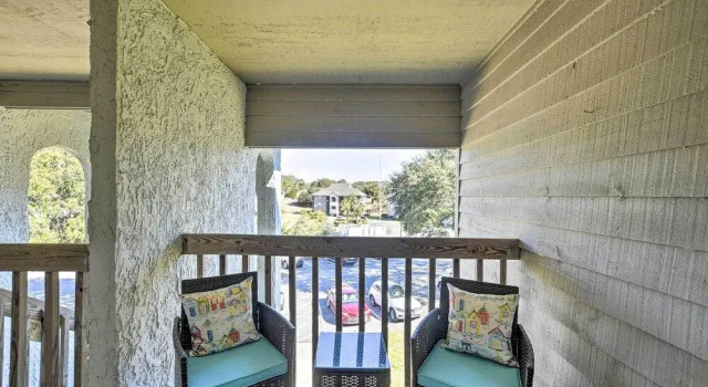 Bright Sunset Beach Condo w/ Golf Course View, Забронировать Отель Сансет-Бич Северная Каролина, рядом с Площадка для гольфа The Pearl
