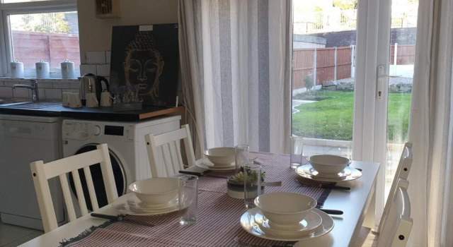 Cosy 3 bedroom residential house, private garden, 30 minutes from Alton Towers, 5 minute walk to Trentham Gardens, Забронировать Отель Сток-он-Трент Стаффордшир