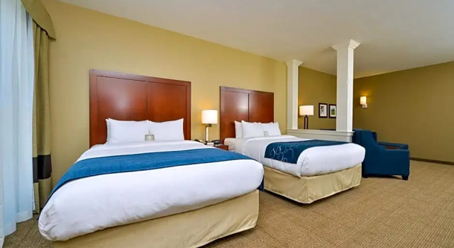 Четырёхместный люкс c 1 комнатой с видом на горы Comfort Suites Airport-University