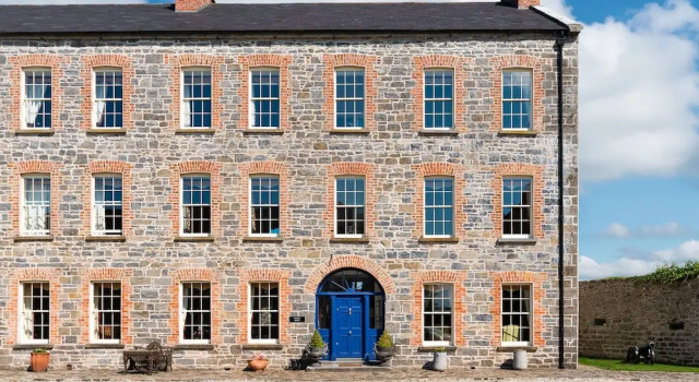 8 Bedroomed House Steeped in History, Boek Vakantiehuis Hotels in Clare met parkeren, Parkeren