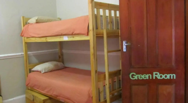 Кровать в общем номере Green Elephant Backpackers