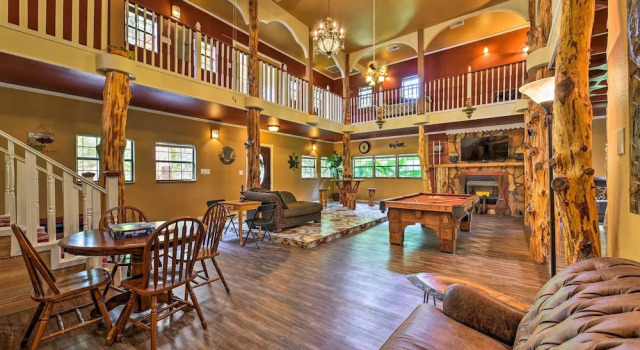 Коттедж с 4 комнатами с балконом Spacious Conroe Home w/ Foosball & Pool Table!