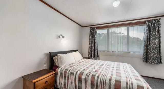 Courtside Quarters - Waihi Beach Holiday Home, Забронировать Отель Отели Вайхи-Бич с парковкой, Парковка