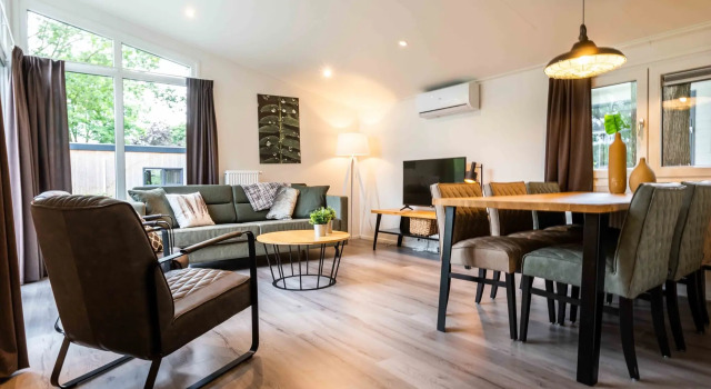 Nice chalet with dishwasher in a holiday park in the middle of the Veluwe, Rezerwuj Chalet Domki letniskowe w Ede, Domek