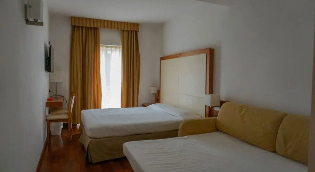 Четырёхместный номер Standard с балконом Hotel Mavino