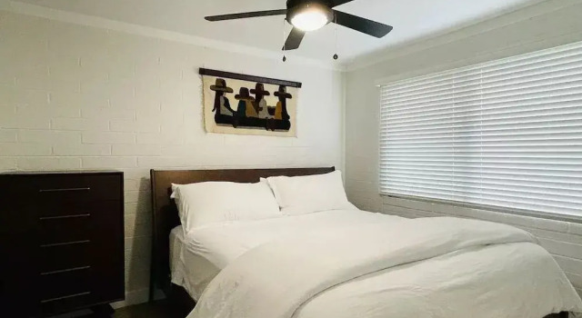 Walkable OTS Mid Century Condo-Pool, Забронировать Гостевой дом Отели Скотсдейл с парковкой, рядом с Scottsdale Center for the Performing Arts, Парковка