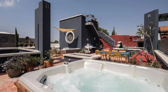 Вилла Luxury Rooftop Jacuzzi! Country-style 4 Bedroom Cottage