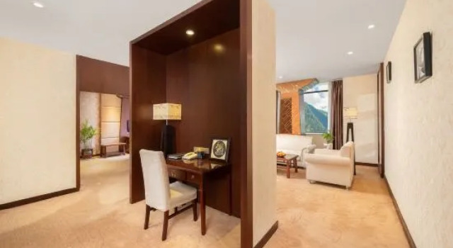 Люкс Luxury с 3 комнатами Jiuzhaigou Sanroyal International Hotel