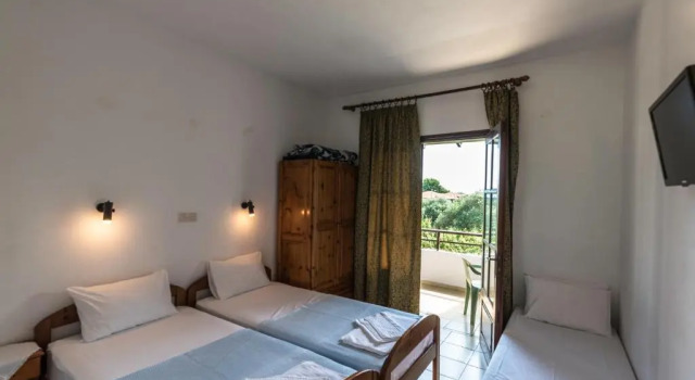 Doreta Studios, Book Hotel Chrisi Akti 