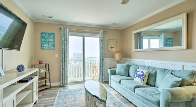 Апартаменты с 2 комнатами с балконом Ocean-view Oak Island Condo, 1 Block to Beach!