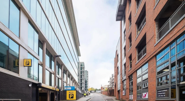 Sunny and Spacious 2BR Apartment, Varaa Huoneisto Asunnot kohteessa Merseyside, Huoneisto