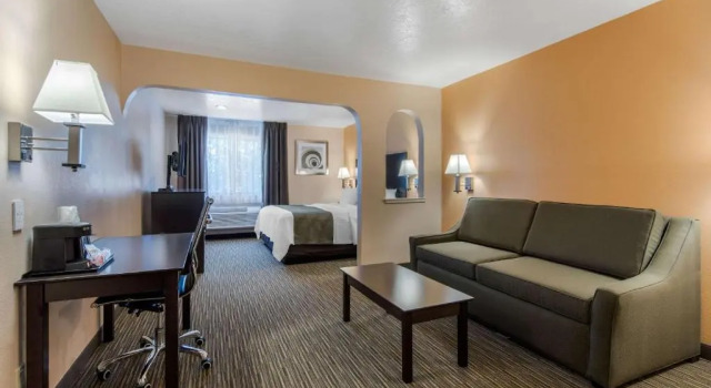 Люкс Quality Inn & Suites Albuquerque North near Balloon Fiesta Park