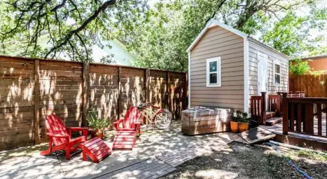 Tiny House, Забронировать Гостевой дом Отели Остина с парковкой, рядом с Lamar Beach, Парковка