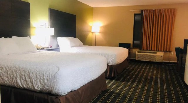 Четырёхместный номер Standard AmericInn by Wyndham Columbus Wisconsin