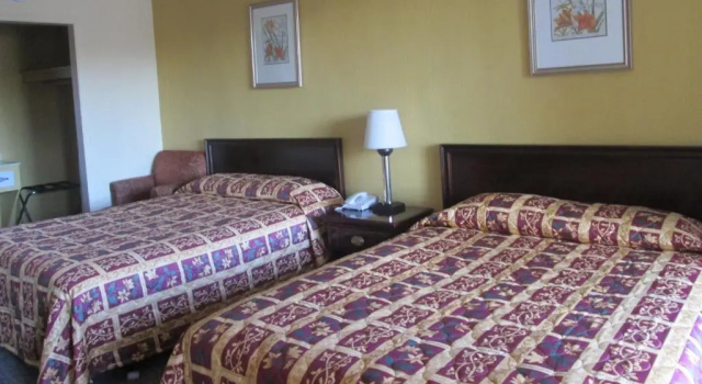 Четырёхместный номер Standard Budgetel Inn & Suites