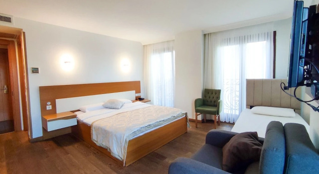 Трёхместный семейный номер Standard с частичным видом на море Shah Inn Hotel