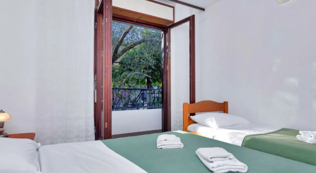 Apartment Rubin Hvar/Pokrivenik 20724, Varaa Huoneisto Pokrivenik Split-Dalmatia